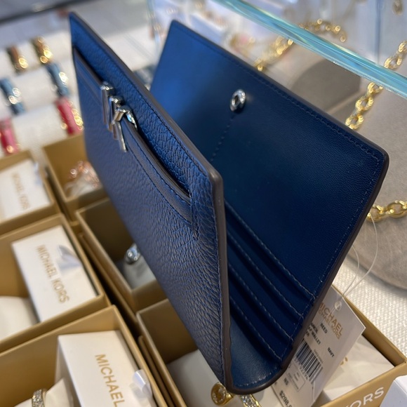 Michael Kors Reed Large Bifold Pebbled Leather Snap Wallet Card Case 
Navy 
NWT - Picture 10 of 16